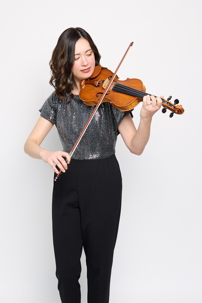 Naomi Garrett plays her violin. Prince Edward County, Belleville, Quinte, Hastings violinist for weddings, events and music lessons.