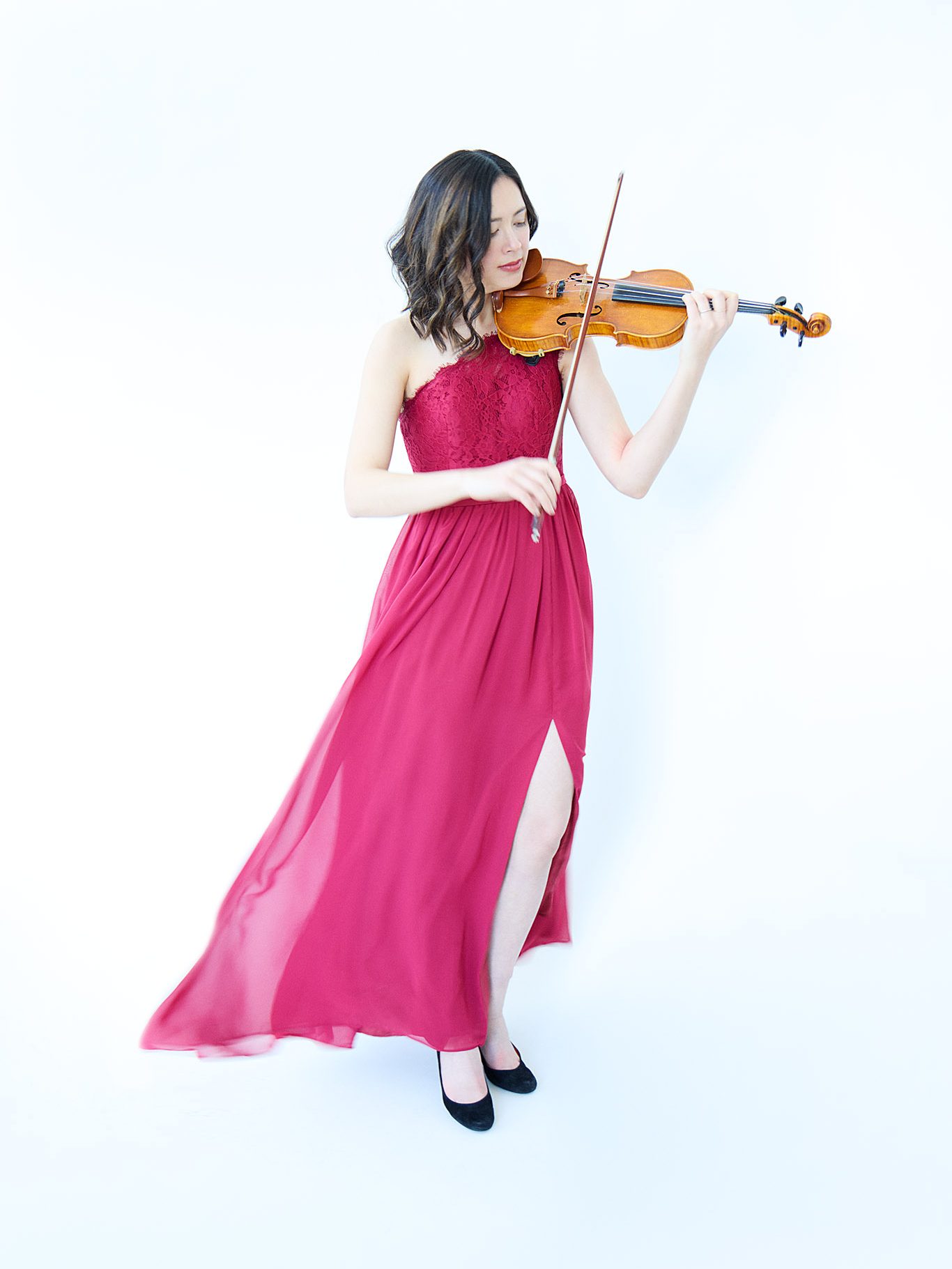 Naomi Garrett plays her violin. Prince Edward County, Belleville, Quinte, Hastings violinist for weddings, events and music lessons.